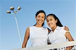 Mutter und Tochter stehen bei Net am Tennisplatz, Porträt, niedrigen Winkel anzeigen