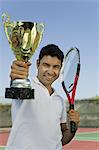 Mann am Tennisplatz Holding Trophy, portrait