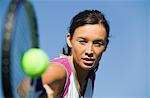 Weibliche Spieler schlagen Tennisball, Nahaufnahme von Schläger, konzentrieren sich auf Spieler