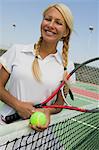 Weibliche Tennisspieler bei Net am Tennisplatz, Porträt