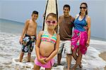 Petite fille avec sa famille sur la plage