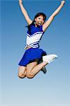 Cheerleader in der Luft, springen), (low Angle View)