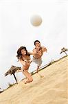 Plongée de couple pour le Volleyball sur la plage, vue inclinaison