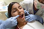 Adolescente (13-16) à dentistes, (gros plan)