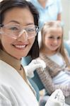 Dentiste femelle avec la jeune fille en chirurgie, (portrait)