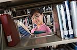 Étudiant à l'Université de la femme dans la bibliothèque, portrait