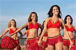 Pom-Pom Girls faisant de routine avec pompons