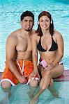 Jeune Couple de détente dans la piscine, Portrait