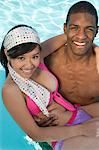 Portrait de jeune Couple dans la piscine