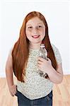 Übergewichtige Mädchen (13-15) Lächeln, Betriebs-Flasche, Porträt