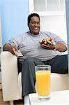 L'homme mange bol de fruits