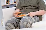 Garçon mangeant des bâtonnets de carotte