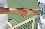 Joueurs de tennis lui serrer la main sur le net