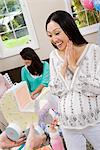 Schwangere asiatische Frau mit Freunden auf ein Baby-Dusche