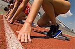 Gruppe von weiblichen Track Athleten auf Startblöcke