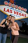 Signer deux femmes griller devant Bienvenue à Las Vegas, portrait