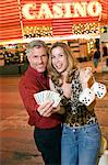 Mid couple devant le bâtiment du casino, portrait