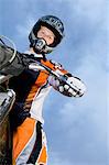 Pilote de motocross sur la moto (portrait), (faible angle vue)