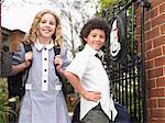 Deux élèves de l'élémentaire debout à la porte de l'école, portrait