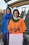 Portrait de deux femmes musulmanes avec des sacs à provisions