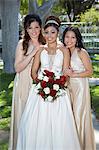 Portrait de jeune fille (13-15) avec des amis dans le jardin du Quinceanera