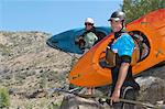 Kayakistes masculins et féminins sur la berge, portrait