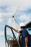 Ingénieur en voiture au parc d'éoliennes