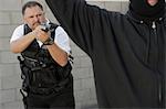 Garde de sécurité visant les armes à feu au voleur