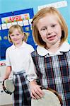 Grundschüler mit Tambourines