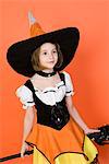 Girl (7-9) tragen Hexenkostüm für Halloween, Studioaufnahme