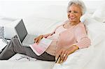 Enjoué femme Senior utilisant un ordinateur portable