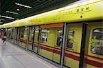 Plateforme du métro à entourant, Guangzhou, Chine
