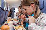 Mädchen zu Fluggesellschaft Mahlzeit essen