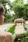 Animal regarder fille au zoo, vue arrière