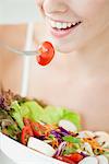 Frau essen Salat, zugeschnitten