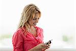 Junge Frau Text messaging auf dem Handy