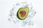 Avocado halb unter Wasser in Mineralwasser