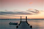 Un dock au coucher du soleil à Dunmore Town, Harbour Island, Eleuthera, The Bahamas, Antilles, Atlantique, l'Amérique centrale