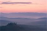 Une vue de dawn sur collines embrumées du Val d'Orcia et le Belvedere, San Quirico d'Orcia, UNESCO World Heritage Site, Toscane, Italie, Europe