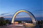 Arc de l'arc-en-ciel, amitié des Nations Monument, Kiev, Ukraine, Europe