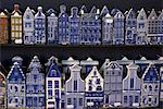 Figures de céramique de Delft de maisons traditionnelles, Delft, Pays-Bas, Europe