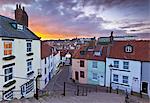 Whitby Town Häuser bei Sonnenuntergang von der Abtei Treppe, Whitby, North Yorkshire, Yorkshire, England, Vereinigtes Königreich, Europa