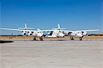 Virgin Galactic White Knight 2 mit 2 Raumschiff auf der Landebahn bei Virgin Galactic Gateway, Upham, New Mexico, Vereinigte Staaten von Amerika, Nordamerika