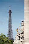 Statue sur le Pont Alexandre III et la tour Eiffel, Paris, France, Europe