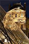 Réflexions du Louvre dans la pyramide de verre au crépuscule, Rue de Rivoli, Paris, France, Europe