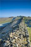 Une section du mur le long du haut des rochers de Cawfields à l'est de Sewingshields Crags, mur d'Hadrien, patrimoine mondial de l'UNESCO, Parc National de Northumberland, Northumbria, Angleterre, Royaume-Uni, Europe