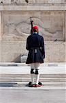 Soldat de la garde nationale grecque (Evones) protégeant la tombe du soldat inconnu à l'extérieur de la Vouli Parlement, Athènes, Grèce, Europe