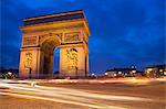 Verkehr auf dem Arc de Triomphe bei Nacht, Paris, Frankreich, Europa