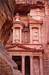 Die Fassade des Finanzministeriums (Al Khazneh), geschnitzt in die roten Felsen mit den Siq im Vordergrund, UNESCO Weltkulturerbe, Petra, Jordanien, Naher Osten