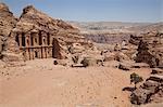 Die Fassade des Klosters geschnitzt in den roten Felsen am UNESCO Weltkulturerbe, Petra, Jordanien, Naher Osten